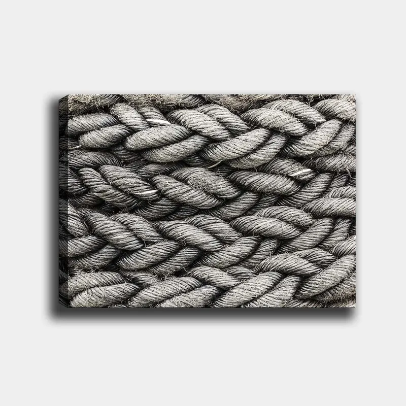 Canvas taulu 70x100 cm - Yksityiskohtainen lähikuva punotusta köydestä, jonka tekstuuri korostaa sen rakennetta ja materiaalia, Harmaa / Musta