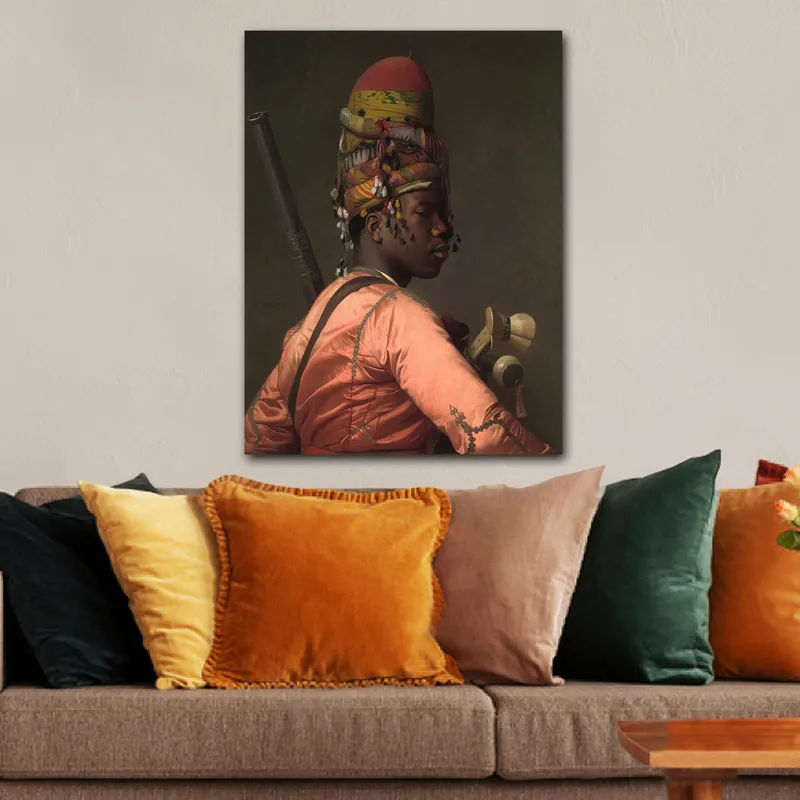 Canvas taulu 70x100 cm - Ylpeä mies perinteisissä vaatteissa värikkäässä päähineessä ja ase kädessään - Vaaleanpunainen / Vihreä / Musta - Sisustustuotteet - Taulu & taide - Canvas-taulu