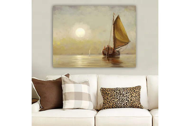 Canvas taulu 70x100 cm - Purjevene ruskeilla yksityiskohdilla ja suurella keltaisella purjeella tyynessä järvessä pehmeän auringonnousun aikana - Keltainen / Ruskea / Beige - Sisustustuotteet - Taulu & taide - Canvas-taulu