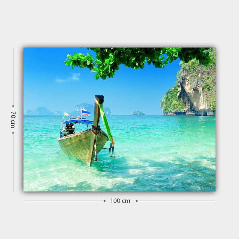 Canvas taulu 70x100 cm - Perinteinen vene kirkkaansinisellä rannalla rehevien kallioiden taustalla - Turkoosi / Vihreä / Sininen - Sisustustuotteet - Taulu & taide - Canvas-taulu