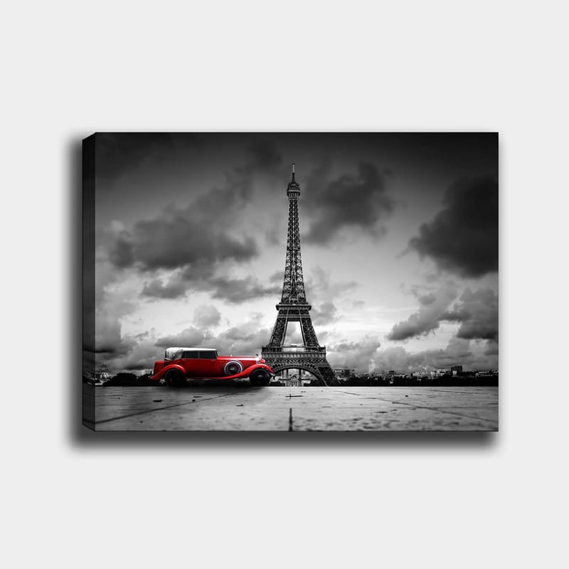 Canvas taulu 70x100 cm - Punainen vintage-auto Eiffel-tornin edessä mustavalkoisessa kaupunkiympäristössä - Punainen / Musta / Valkoinen - Sisustustuotteet - Taulu & taide - Canvas-taulu