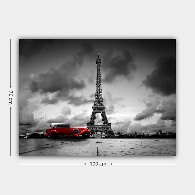 Canvas taulu 70x100 cm - Punainen vintage-auto Eiffel-tornin edessä mustavalkoisessa kaupunkiympäristössä - Punainen / Musta / Valkoinen - Sisustustuotteet - Taulu & taide - Canvas-taulu