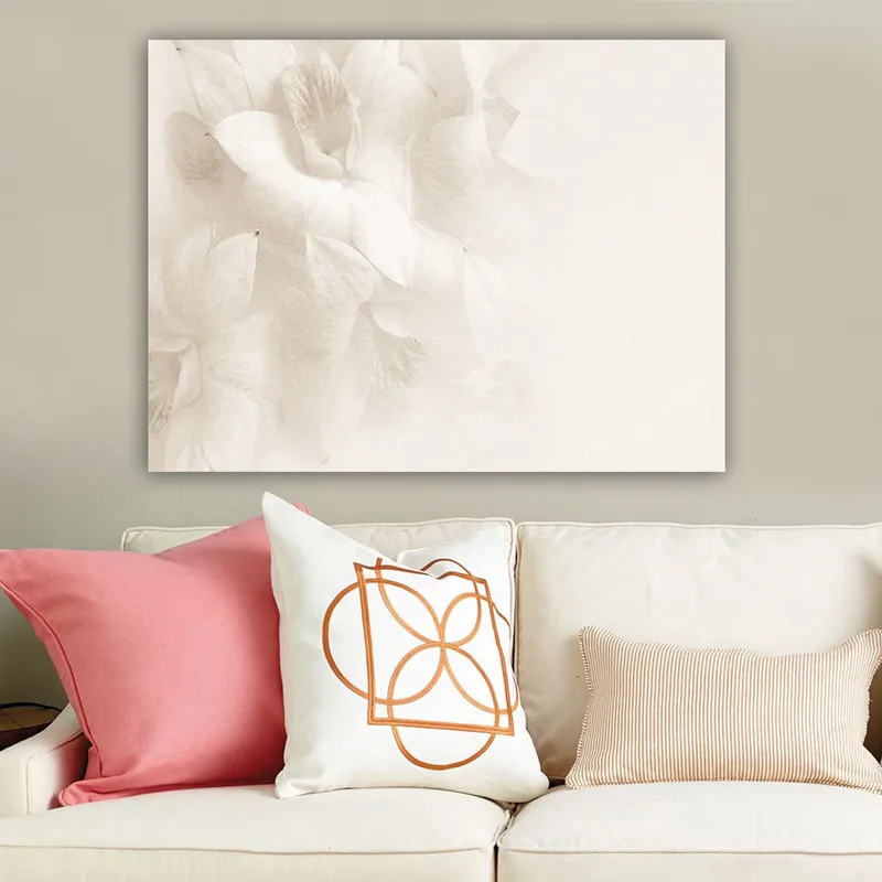 Canvas taulu 70x100 cm - Pehmeitä kukkia hienovaraisissa valkoisen sävyissä - Valkoinen / Vaaleanbeige - Sisustustuotteet - Taulu & taide - Canvas-taulu