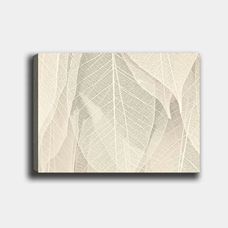 Canvas taulu 70x100 cm - Pehmeä ja hienovarainen läpikuultavien lehtien sommitelma, joka luo rauhallisuuden ja harmonian tunteen, Vaaleanbeige / Valkoinen