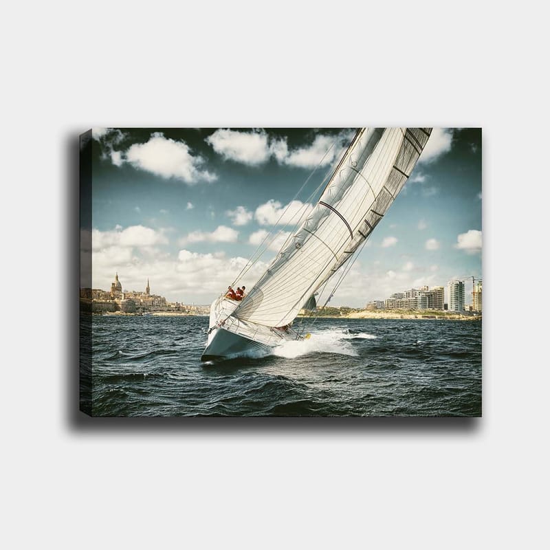 Canvas taulu 70x100 cm - Purjevene navigoi aaltojen läpi kirkkaan taivaan alla pilvien kanssa, Sininen / Valkoinen / Harmaa