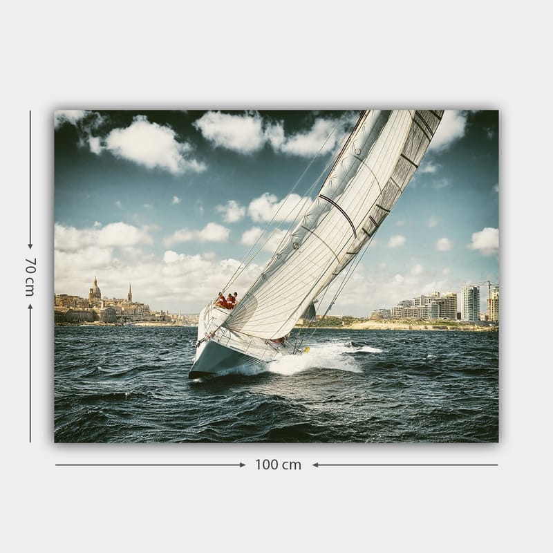 Canvas taulu 70x100 cm - Purjevene navigoi aaltojen läpi kirkkaan taivaan alla pilvien kanssa - Sininen / Valkoinen / Harmaa - Sisustustuotteet - Taulu & taide - Canvas-taulu