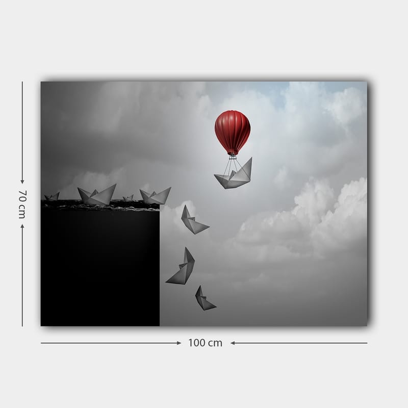 Canvas taulu 70x100 cm - Punainen kuumailmapallo leijuu mustan syvyyden yllä ja paperiveneet kelluvat sen alla - Punainen / Musta / Harmaa - Sisustustuotteet - Taulu & taide - Canvas-taulu