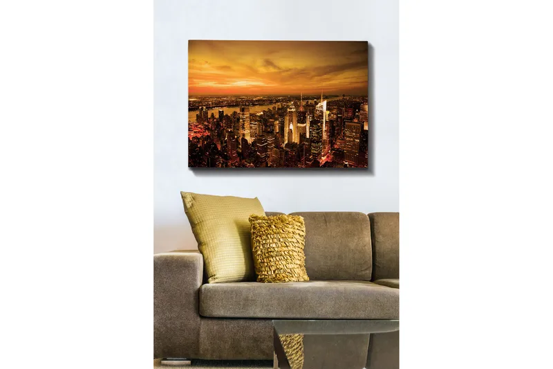 Canvas taulu 70x100 cm - Panoraamanäkymä kaupunkiin auringonlaskun aikaan korkeine rakennuksineen ja dramaattisine taivaineneen, Oranssi / Kulta / Musta