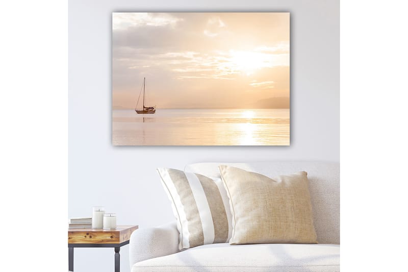 Canvas taulu 70x100 cm - Purjevene liukuu peilimäisen järven yli pehmeässä, kultaisessa valossa, Kulta / Vaaleanruskea / Beige