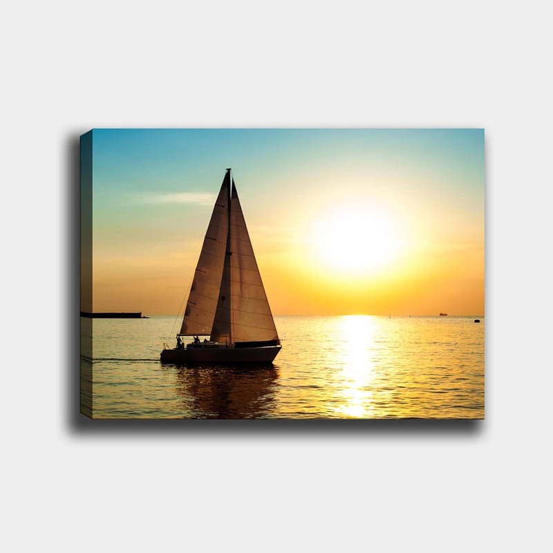 Canvas taulu 70x100 cm - Purjevene liukuu peilimäisen järven yli auringonlaskun kultaisessa valossa, Kulta / Sininen / Valkoinen