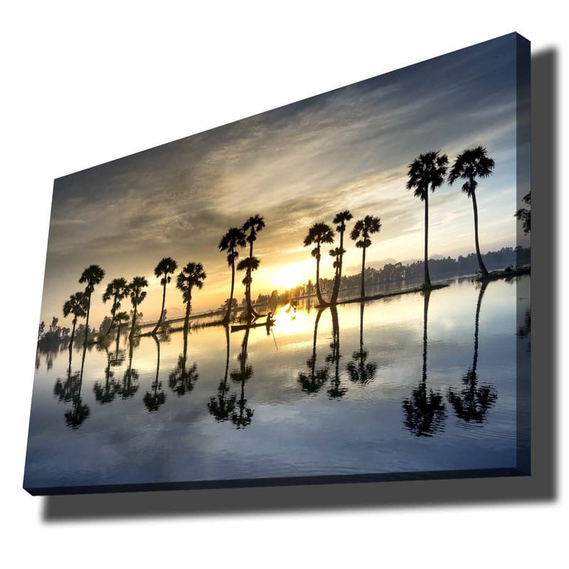 Canvas taulu 70x100 cm - Palmujen siluetit peilimäisen järven rannalla auringonlaskun aikaan, Kulta / Sininen / Musta