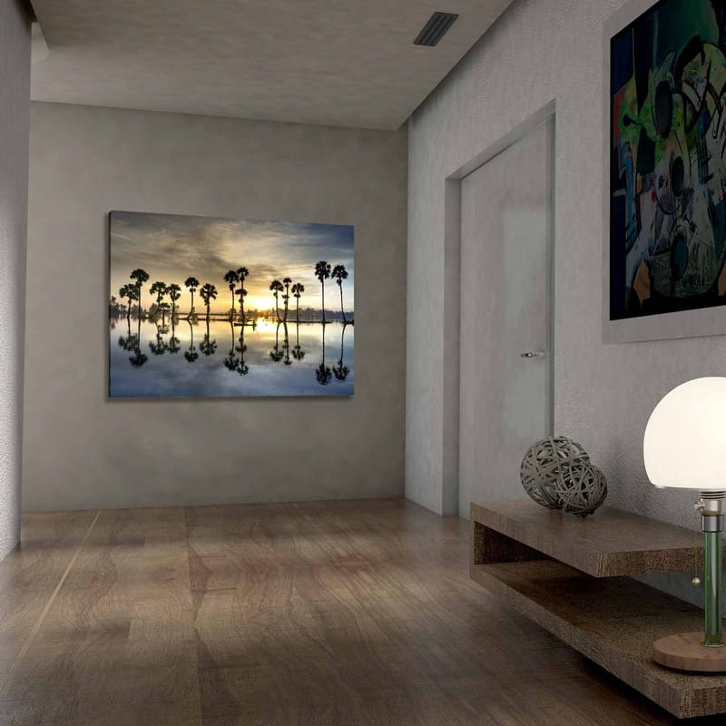 Canvas taulu 70x100 cm - Palmujen siluetit peilimäisen järven rannalla auringonlaskun aikaan - Kulta / Sininen / Musta - Sisustustuotteet - Taulu & taide - Canvas-taulu