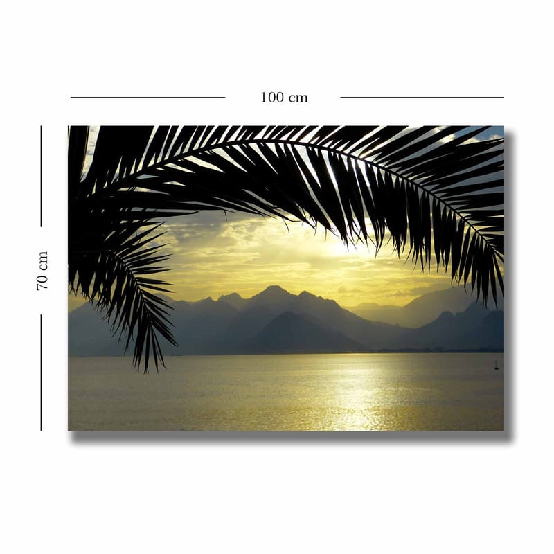 Canvas taulu 70x100 cm - Palmujen siluetti kultaista auringonlaskua vasten vuorten ja meren yllä - Musta / Kulta / Harmaa - Sisustustuotteet - Taulu & taide - Canvas-taulu