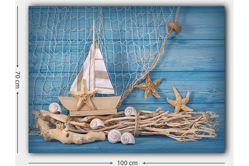 Canvas taulu 70x100 cm - Purjevene, jossa tähdenmuotoinen meritähti ja simpukankuoria puujalustalla, sinistä taustaa vasten - Sininen / Beige / Valkoinen - Sisustustuotteet - Taulu & taide - Canvas-taulu