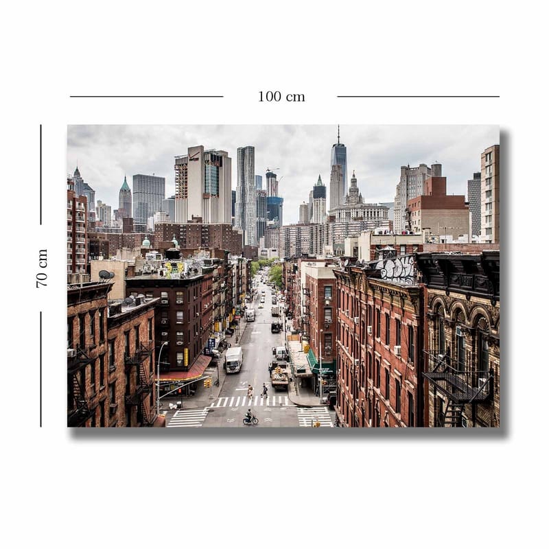 Canvas taulu 70x100 cm - Panoraamanäkymä kaupunkiin korkeine rakennuksineen ja vilkkaine katuineen - Tummanpunainen / Harmaa / Beige - Sisustustuotteet - Taulu & taide - Canvas-taulu