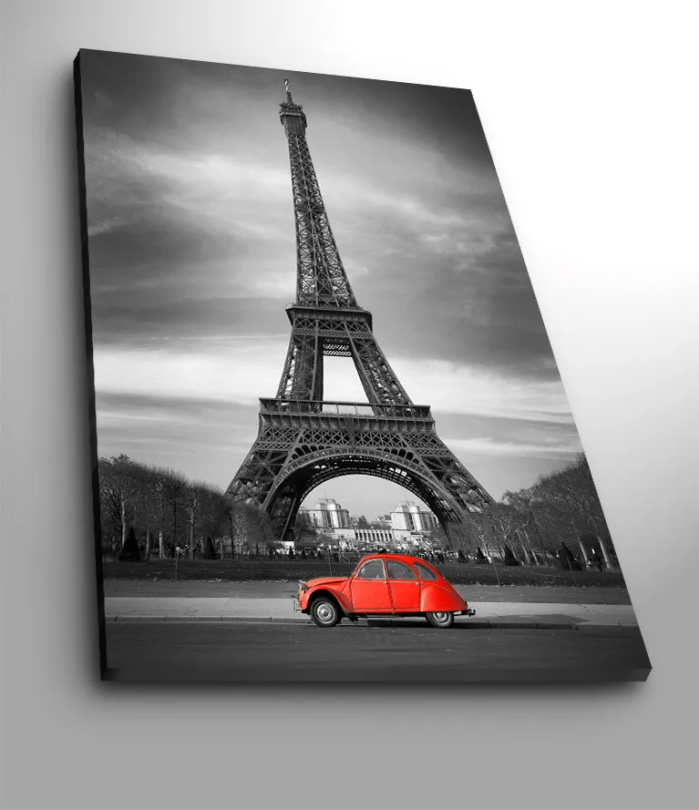Canvas taulu 70x100 cm - Punainen auto Eiffel-tornin edessä mustavalkoinen, Punainen / Musta / Harmaa
