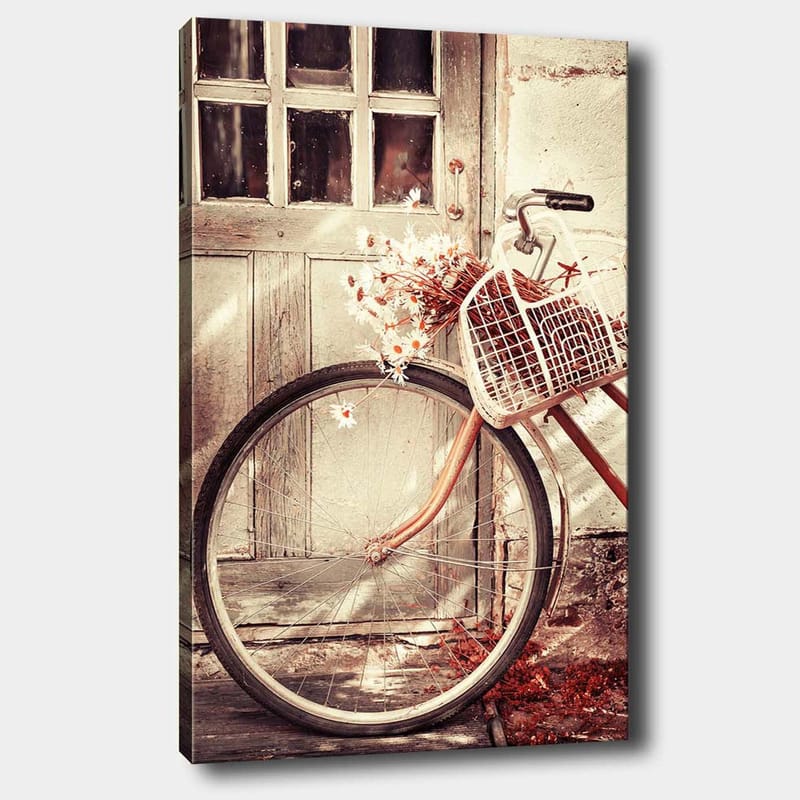 Canvas taulu 70x100 cm - Polkupyörä ja kukkien täyttämä kori vanhan oven edessä, Harmaa / Ruskea / Valkoinen