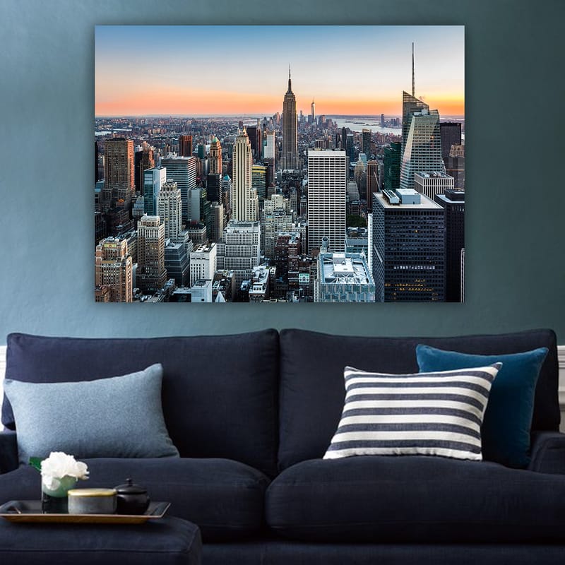 Canvas taulu 70x100 cm - Panoraamanäkymä New York Cityyn ja ikonisiin pilvenpiirtäjiin auringonlaskun valossa - Sininen / Harmaa / Oranssi - Sisustustuotteet - Taulu & taide - Canvas-taulu