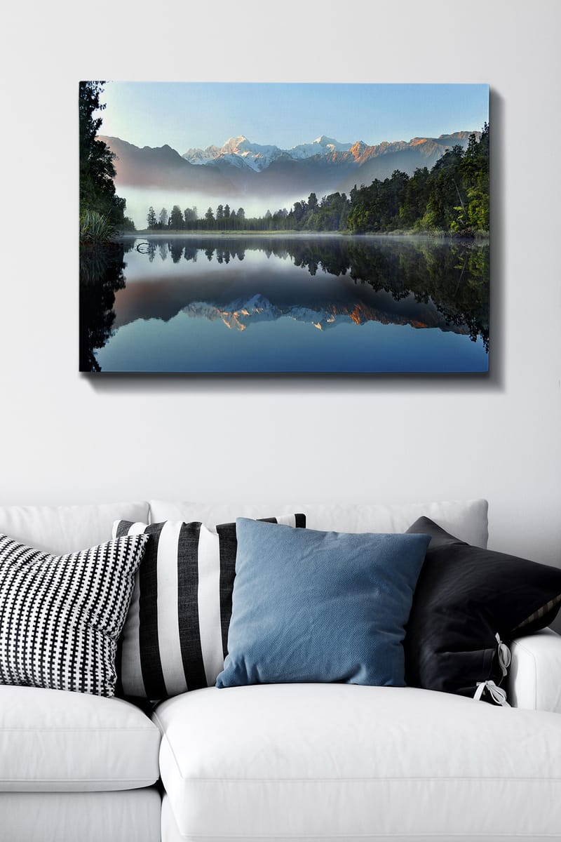 Canvas taulu 70x100 cm - Peilikuva majesteettisista vuorista heijastuen tyynessä järvessä rehevän metsän ympäröimänä - Sininen / Vihreä / Valkoinen - Sisustustuotteet - Taulu & taide - Canvas-taulu