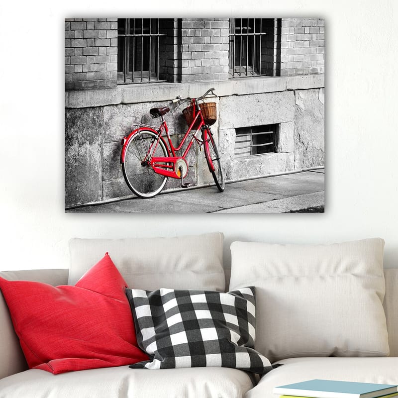 Canvas taulu 70x100 cm - Punainen polkupyörä nojaa harmaata seinää vasten kaupunkiympäristössä - Punainen / Harmaa - Sisustustuotteet - Taulu & taide - Canvas-taulu