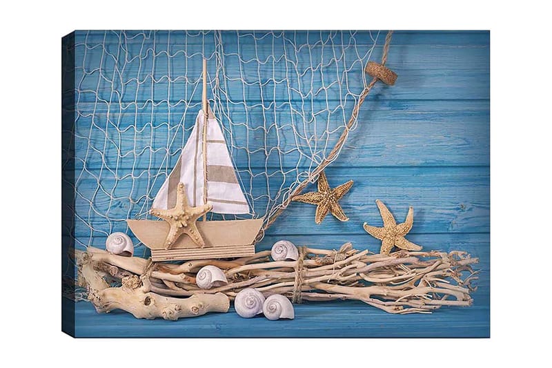 Canvas taulu 70x100 cm - Purjevene, jossa tähdenmuotoinen meritähti ja simpukankuoria puujalustalla, sinistä taustaa vasten, Sininen / Beige / Valkoinen