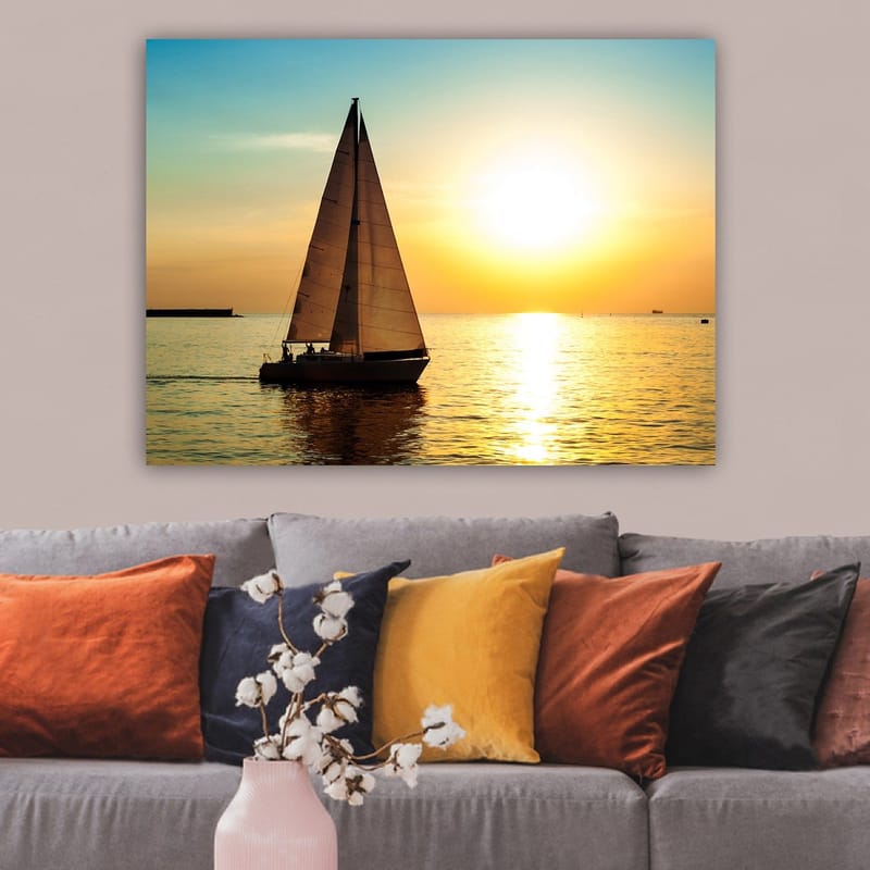 Canvas taulu 70x100 cm - Purjevene liukuu peilimäisen järven yli auringonlaskun kultaisessa valossa - Kulta / Sininen / Valkoinen - Sisustustuotteet - Taulu & taide - Canvas-taulu