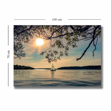Canvas taulu 70x100 cm - Purjevene liukuu peilimäisen järven yli aurinkoisen taivaan alla - Sininen / Vihreä / Keltainen - Sisustustuotteet - Taulu & taide - Canvas-taulu