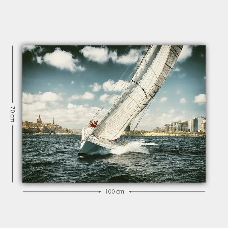 Canvas taulu 70x100 cm - Purjevene navigoi aaltojen läpi kirkkaan taivaan alla pilvien kanssa - Sininen / Valkoinen / Harmaa - Sisustustuotteet - Taulu & taide - Canvas-taulu