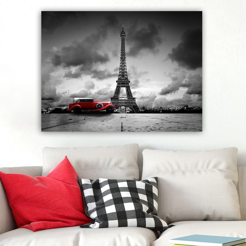 Canvas taulu 70x100 cm - Punainen vintage-auto Eiffel-tornin edessä mustavalkoisessa kaupunkiympäristössä, Punainen / Musta / Valkoinen