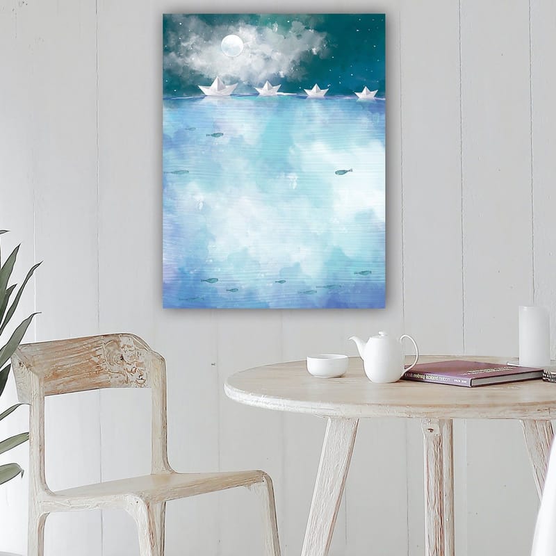 Canvas taulu 70x100 cm - Paperiveneet purjehtivat tyynellä, sinisellä järvellä tähtitaivaan ja kuun alla - Vaaleansininen / Turkoosi / Valkoinen - Sisustustuotteet - Taulu & taide - Canvas-taulu