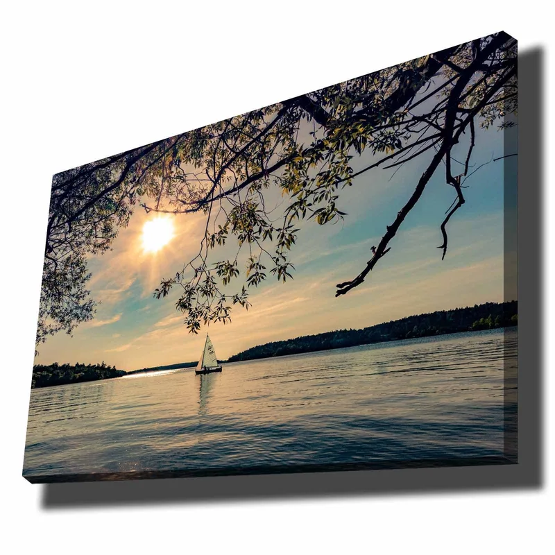 Canvas taulu 70x100 cm - Purjevene liukuu peilimäisen järven yli aurinkoisen taivaan alla, Sininen / Vihreä / Keltainen