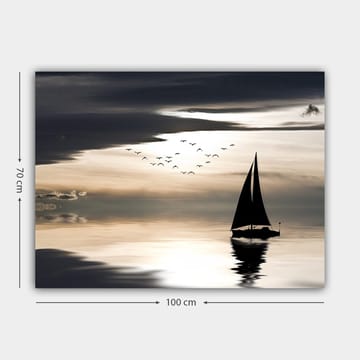 Canvas taulu 70x100 cm - Purjevene liukuu peilimäisellä pinnalla dramaattisen taivaan alla lintujen lentäessä ohi - Musta / Harmaa / Valkoinen - Sisustustuotteet - Taulu & taide - Canvas-taulu