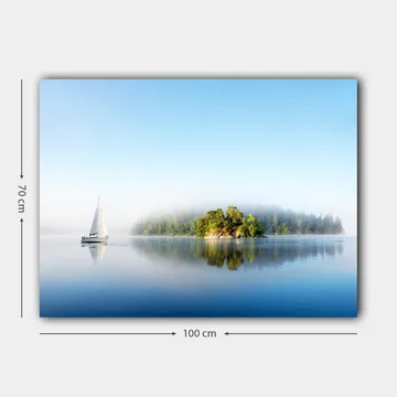 Canvas taulu 70x100 cm - Purjevene liukuu peilimäisen järven yli sumuisen saaren taustalla - Sininen / Vihreä / Valkoinen - Sisustustuotteet - Taulu & taide - Canvas-taulu