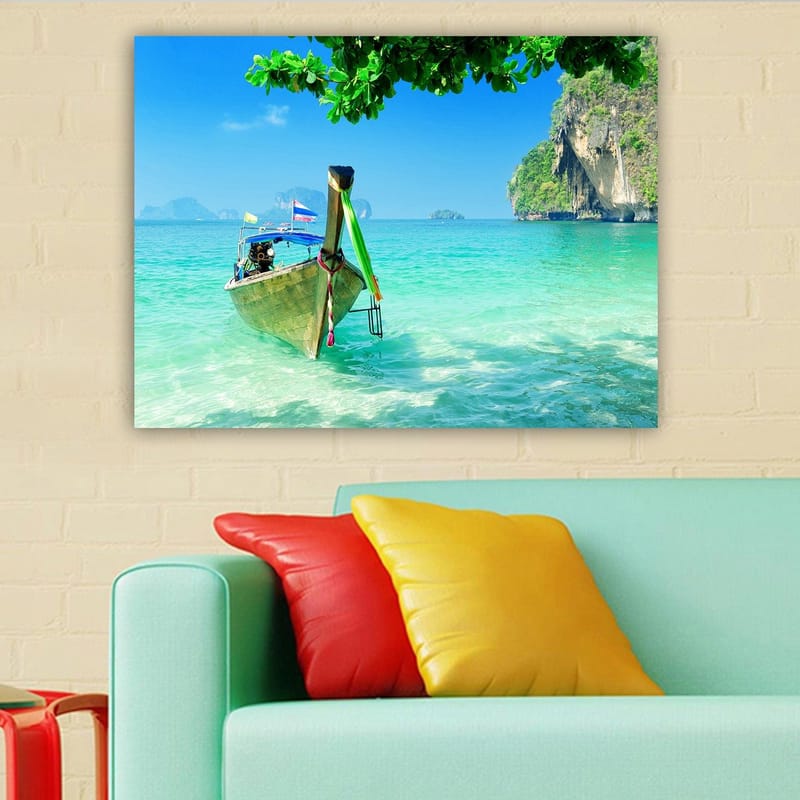 Canvas taulu 70x100 cm - Perinteinen vene kirkkaansinisellä rannalla rehevien kallioiden taustalla - Turkoosi / Vihreä / Sininen - Sisustustuotteet - Taulu & taide - Canvas-taulu