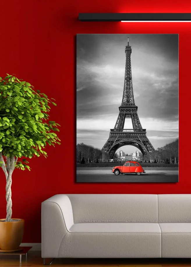 Canvas taulu 70x100 cm - Punainen auto Eiffel-tornin edessä mustavalkoinen - Punainen / Musta / Harmaa - Sisustustuotteet - Taulu & taide - Canvas-taulu