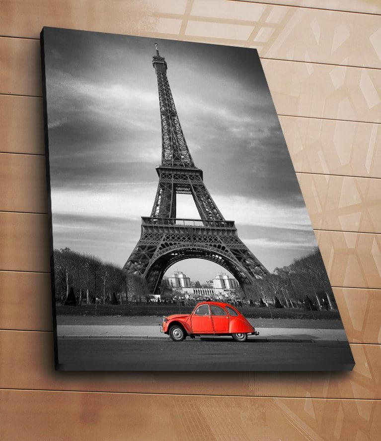 Canvas taulu 70x100 cm - Punainen auto Eiffel-tornin edessä mustavalkoinen - Punainen / Musta / Harmaa - Sisustustuotteet - Taulu & taide - Canvas-taulu