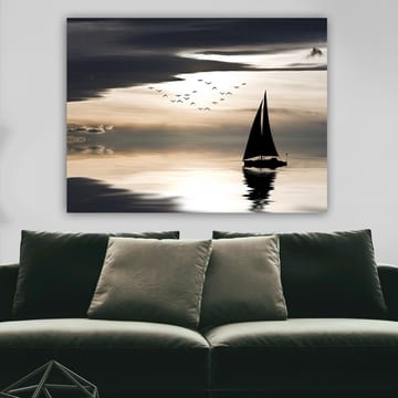 Canvas taulu 70x100 cm - Purjevene liukuu peilimäisellä pinnalla dramaattisen taivaan alla lintujen lentäessä ohi - Musta / Harmaa / Valkoinen - Sisustustuotteet - Taulu & taide - Canvas-taulu