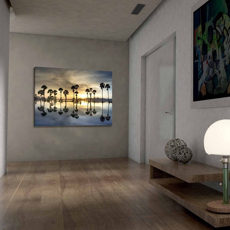 Canvas taulu 70x100 cm - Palmujen siluetit peilimäisen järven rannalla auringonlaskun aikaan - Kulta / Sininen / Musta - Sisustustuotteet - Taulu & taide - Canvas-taulu