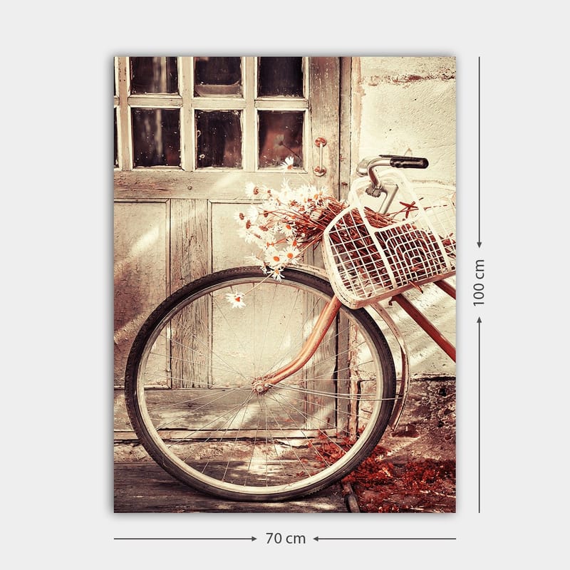 Canvas taulu 70x100 cm - Polkupyörä ja kukkien täyttämä kori vanhan oven edessä - Harmaa / Ruskea / Valkoinen - Sisustustuotteet - Taulu & taide - Canvas-taulu