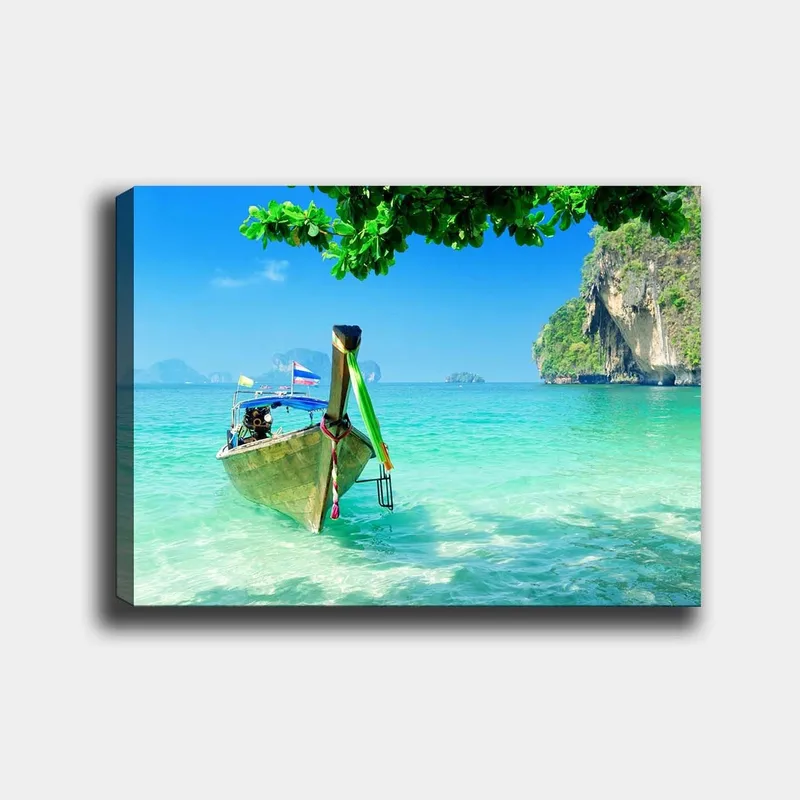 Canvas taulu 70x100 cm - Perinteinen vene kirkkaansinisellä rannalla rehevien kallioiden taustalla, Turkoosi / Vihreä / Sininen