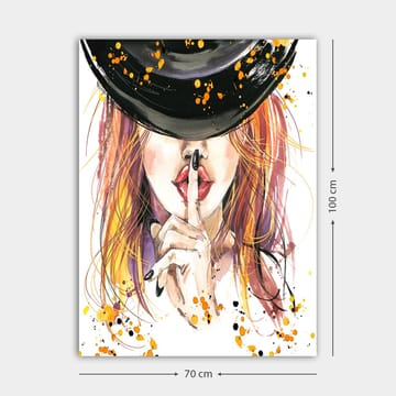 Canvas taulu 70x100 cm - Punatukkainen nainen pitää sormea huulillaan hiljaisuuden eleenä - Punainen / Musta / Oranssi - Sisustustuotteet - Taulu & taide - Canvas-taulu