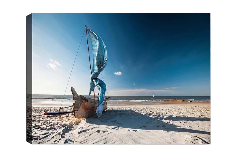 Canvas taulu 70x100 cm - Purjevene sinisillä purjeilla rannalla, Sininen / Beige / Ruskea