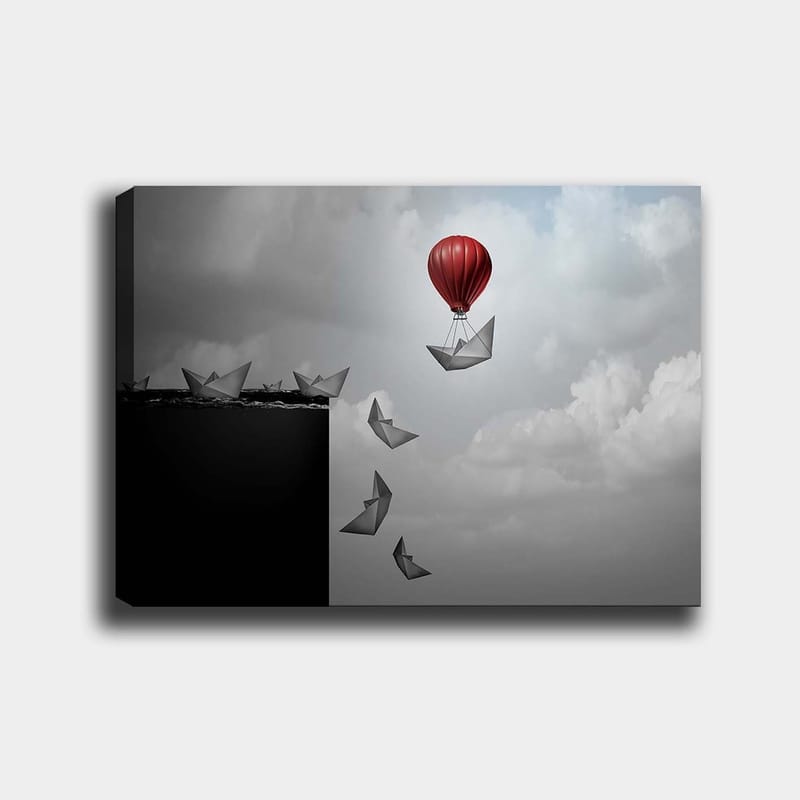 Canvas taulu 70x100 cm - Punainen kuumailmapallo leijuu mustan syvyyden yllä ja paperiveneet kelluvat sen alla, Punainen / Musta / Harmaa
