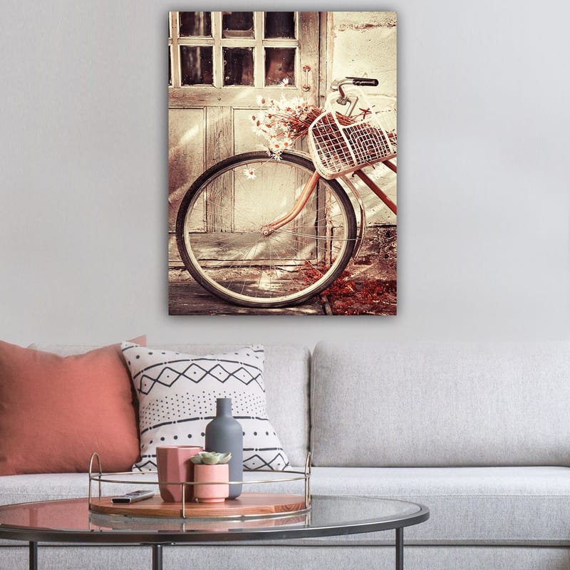 Canvas taulu 70x100 cm - Polkupyörä ja kukkien täyttämä kori vanhan oven edessä - Harmaa / Ruskea / Valkoinen - Sisustustuotteet - Taulu & taide - Canvas-taulu