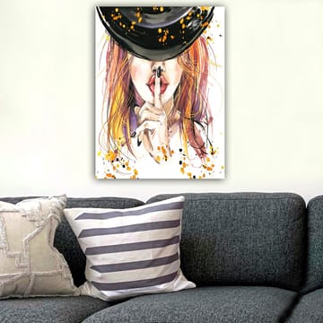 Canvas taulu 70x100 cm - Punatukkainen nainen pitää sormea huulillaan hiljaisuuden eleenä - Punainen / Musta / Oranssi - Sisustustuotteet - Taulu & taide - Canvas-taulu