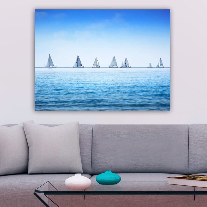 Canvas taulu 70x100 cm - Purjeveneet liitävät tyynellä järvellä kirkkaan sinisen taivaan alla - Sininen / Valkoinen - Sisustustuotteet - Taulu & taide - Canvas-taulu