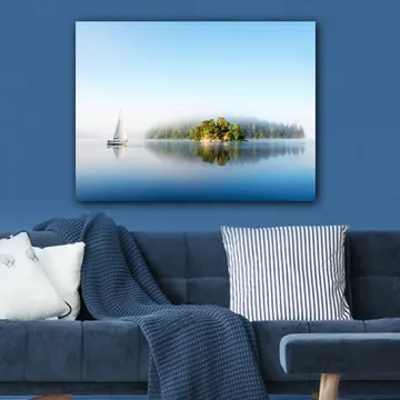 Canvas taulu 70x100 cm - Purjevene liukuu peilimäisen järven yli sumuisen saaren taustalla - Sininen / Vihreä / Valkoinen - Sisustustuotteet - Taulu & taide - Canvas-taulu