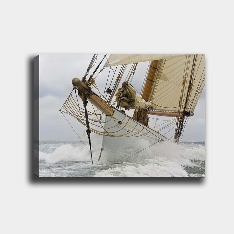 Canvas taulu 70x100 cm - Purjevene voimakkaasti navigoimassa aaltojen läpi, Valkoinen / Beige / Ruskea