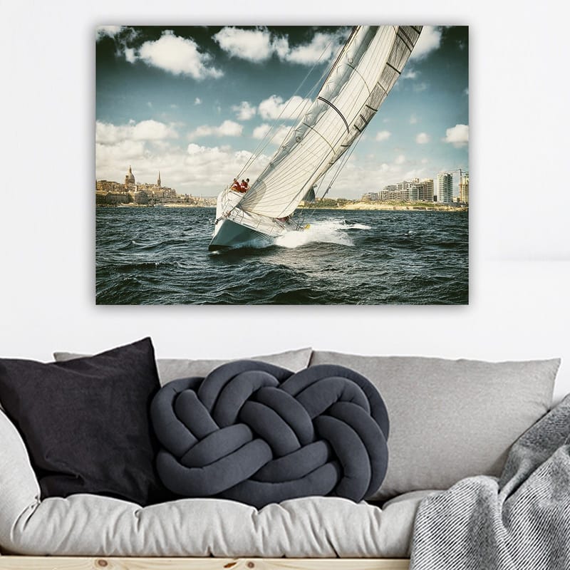 Canvas taulu 70x100 cm - Purjevene navigoi aaltojen läpi kirkkaan taivaan alla pilvien kanssa - Sininen / Valkoinen / Harmaa - Sisustustuotteet - Taulu & taide - Canvas-taulu