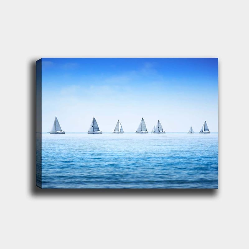 Canvas taulu 70x100 cm - Purjeveneet liitävät tyynellä järvellä kirkkaan sinisen taivaan alla, Sininen / Valkoinen